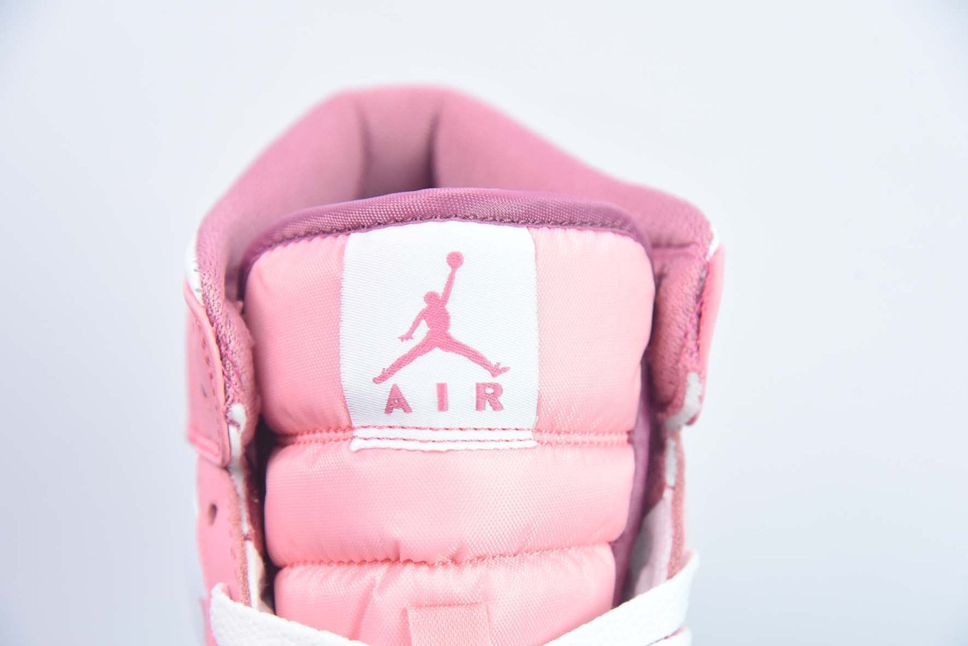 Air Jordan 1 Mid Valentine's Day