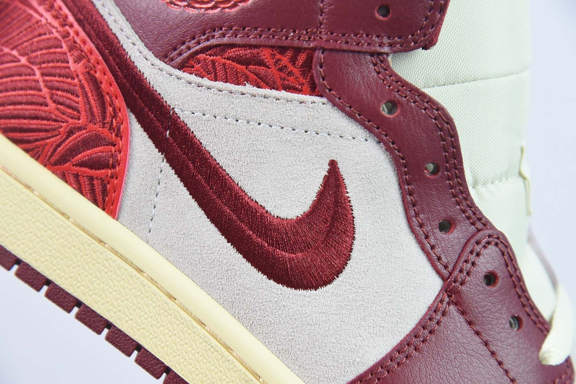 Air Jordan 1 Mid SE Tiki Leaf Team Red