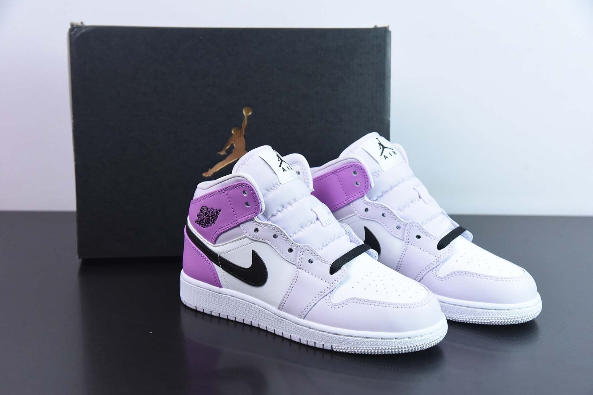 Air Jordan 1 Mid Barely Grape