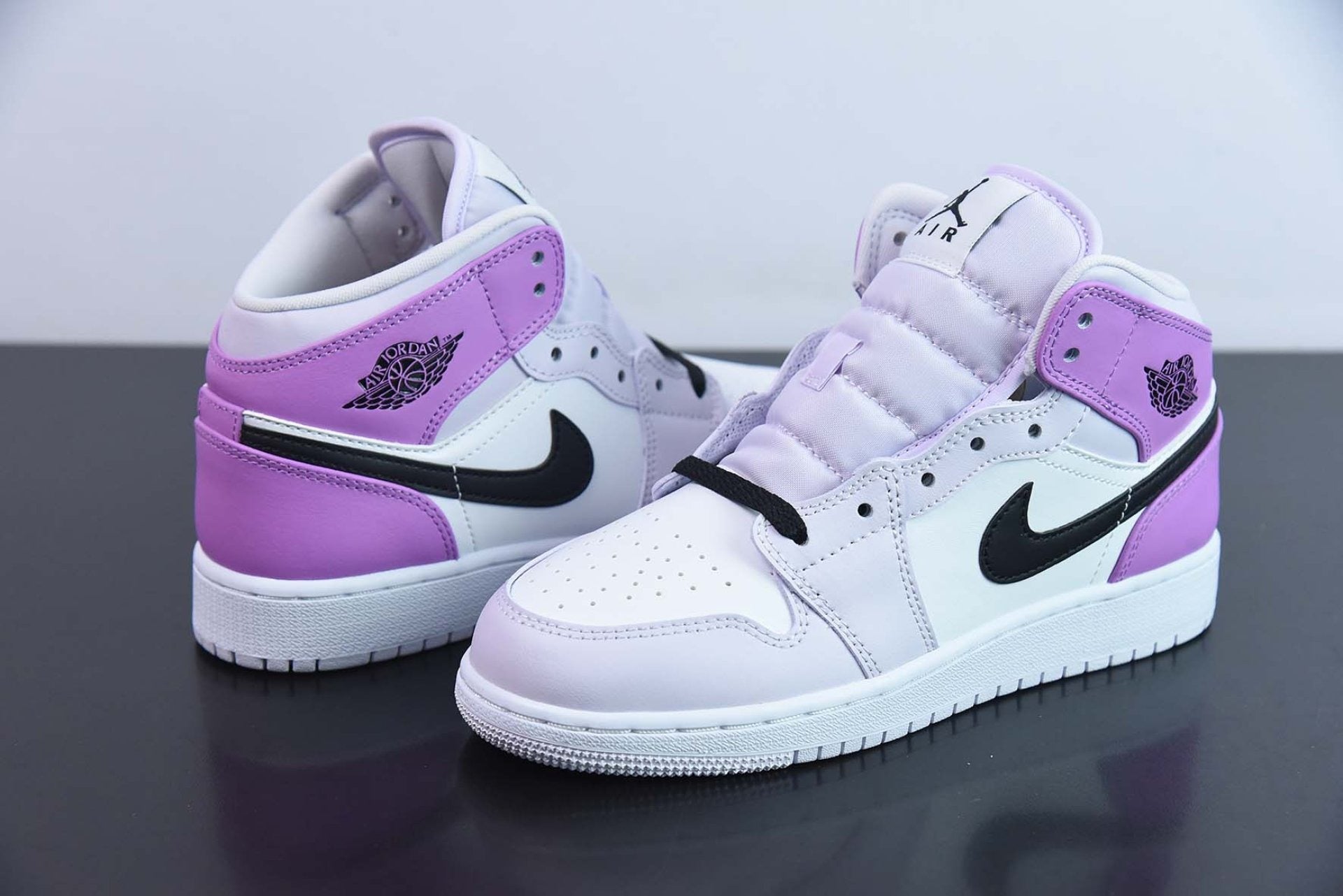 Air Jordan 1 Mid Barely Grape