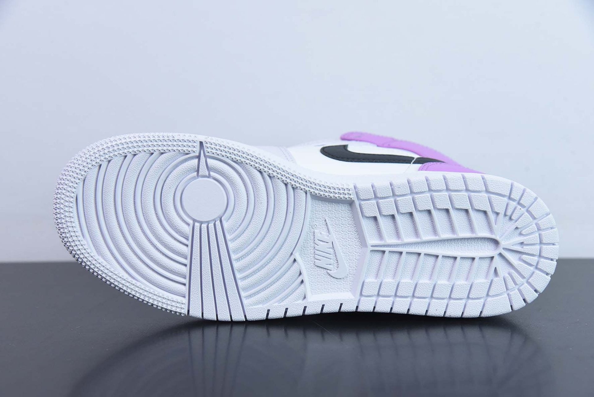 Air Jordan 1 Mid Barely Grape