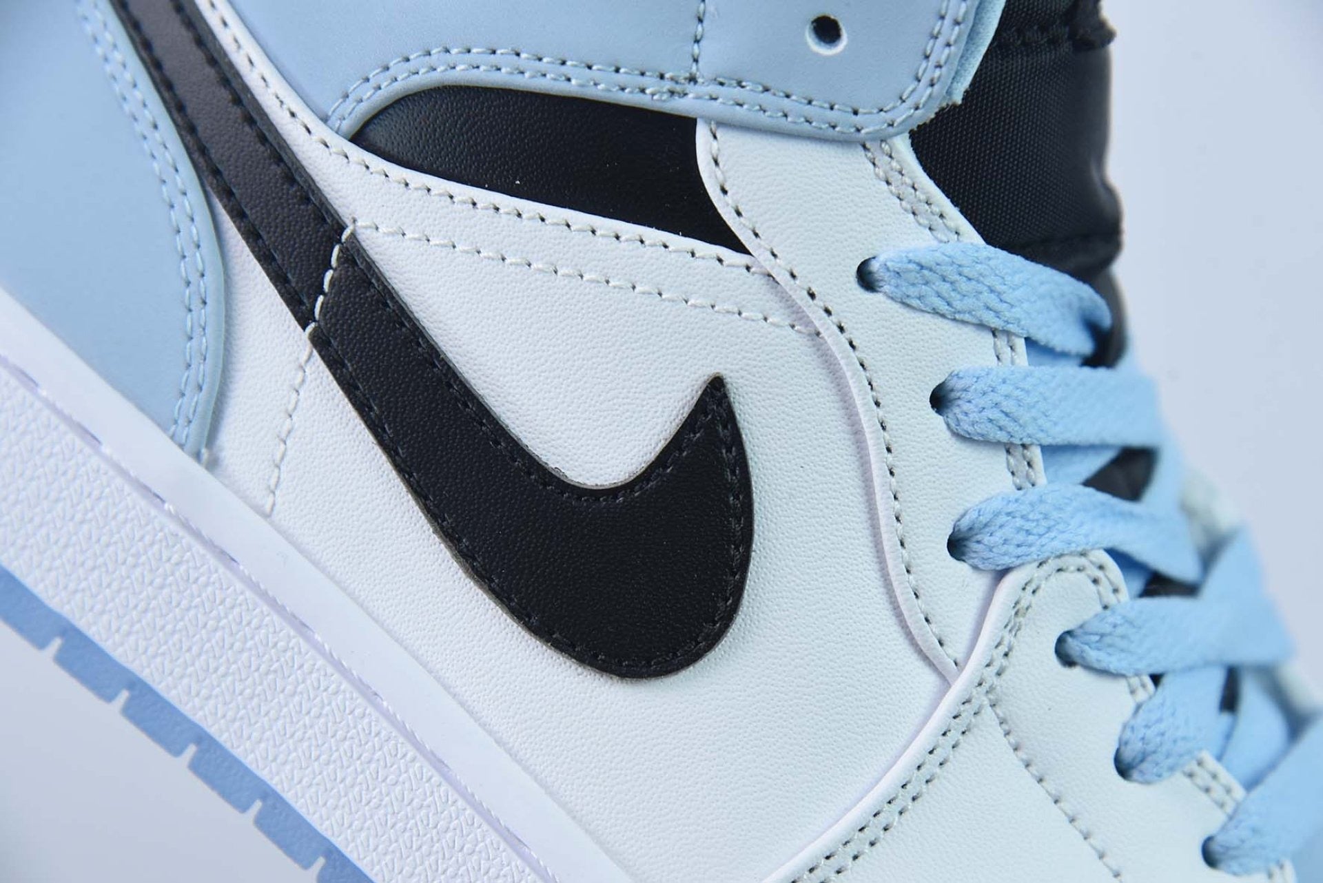 Air Jordan 1 Mid SE Ice Blue