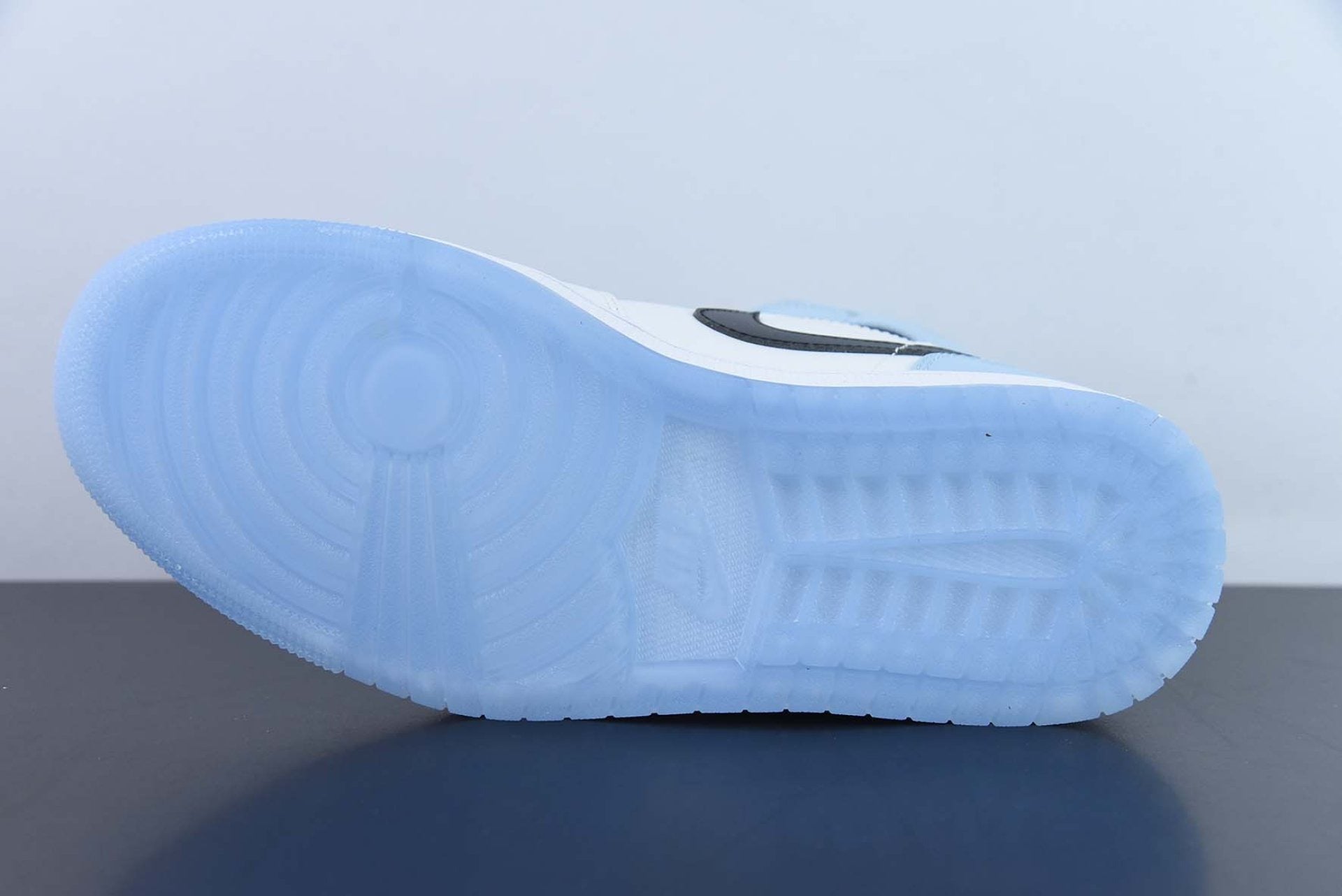 Air Jordan 1 Mid SE Ice Blue