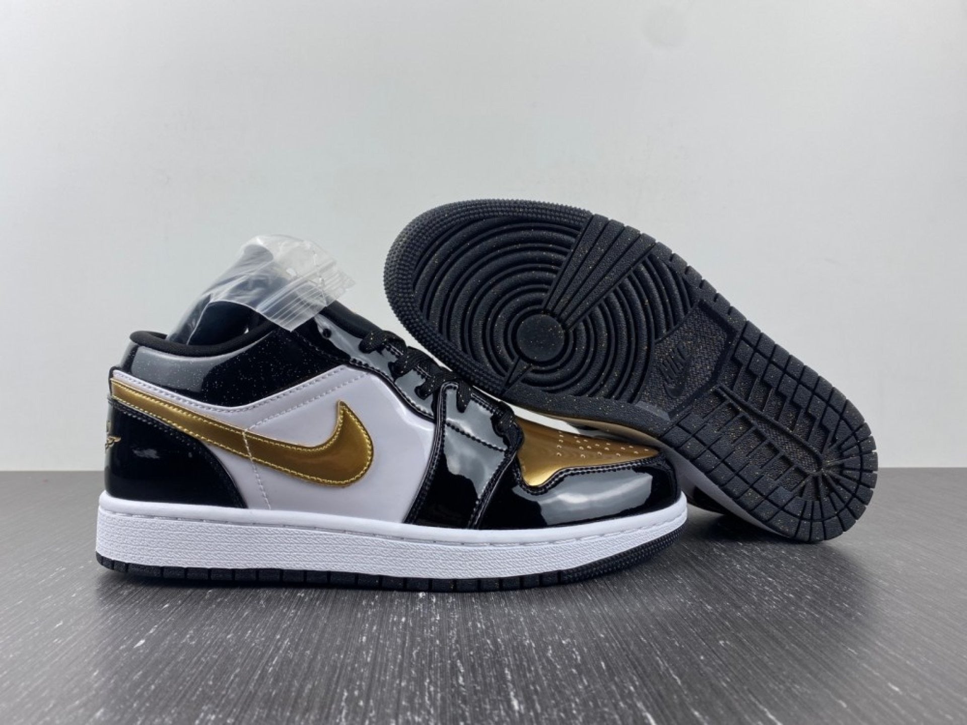 Air Jordan 1 Low SE Gold Toe
