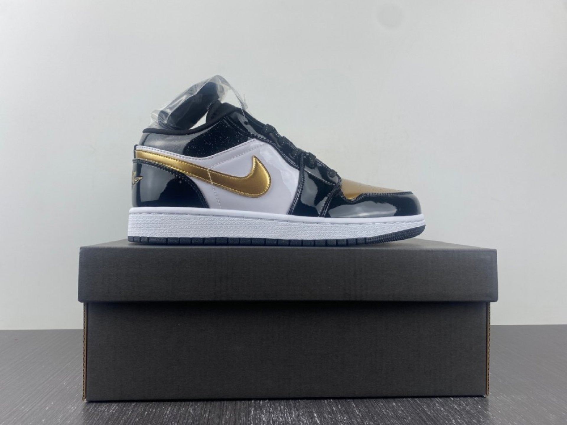 Air Jordan 1 Low SE Gold Toe