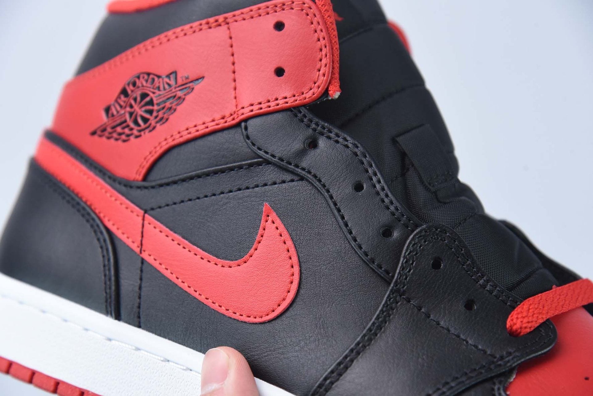 Air Jordan 1 Mid Alternate Bred