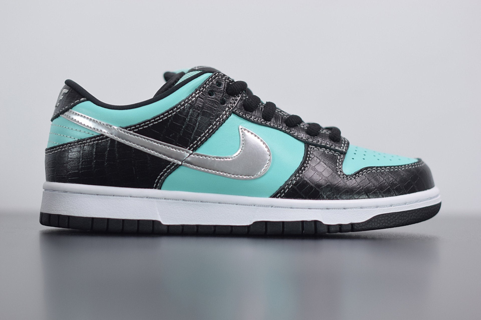 SB Dunk Low Diamond Supply Co