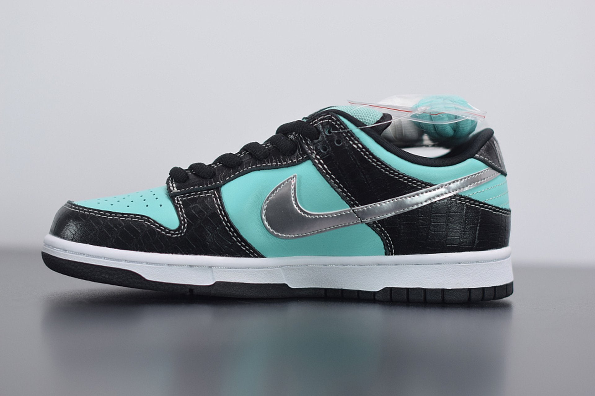 SB Dunk Low Diamond Supply Co