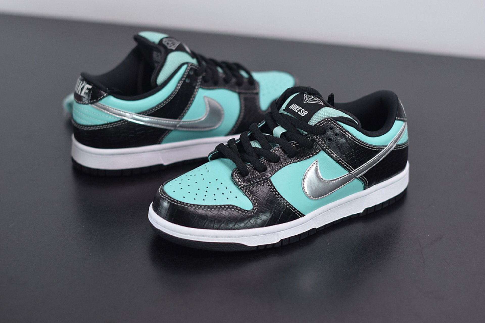 SB Dunk Low Diamond Supply Co