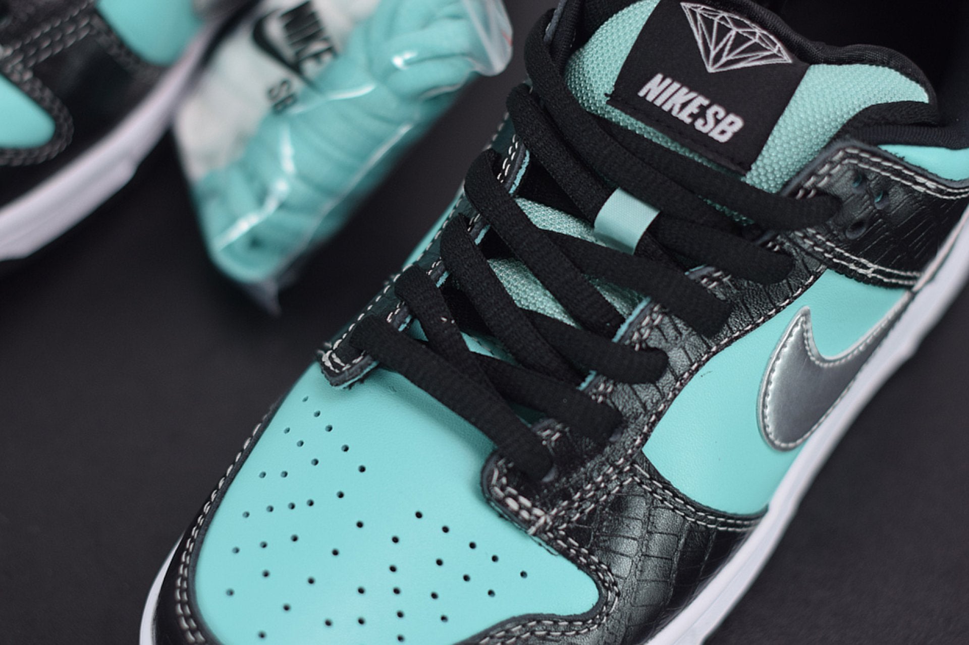 SB Dunk Low Diamond Supply Co