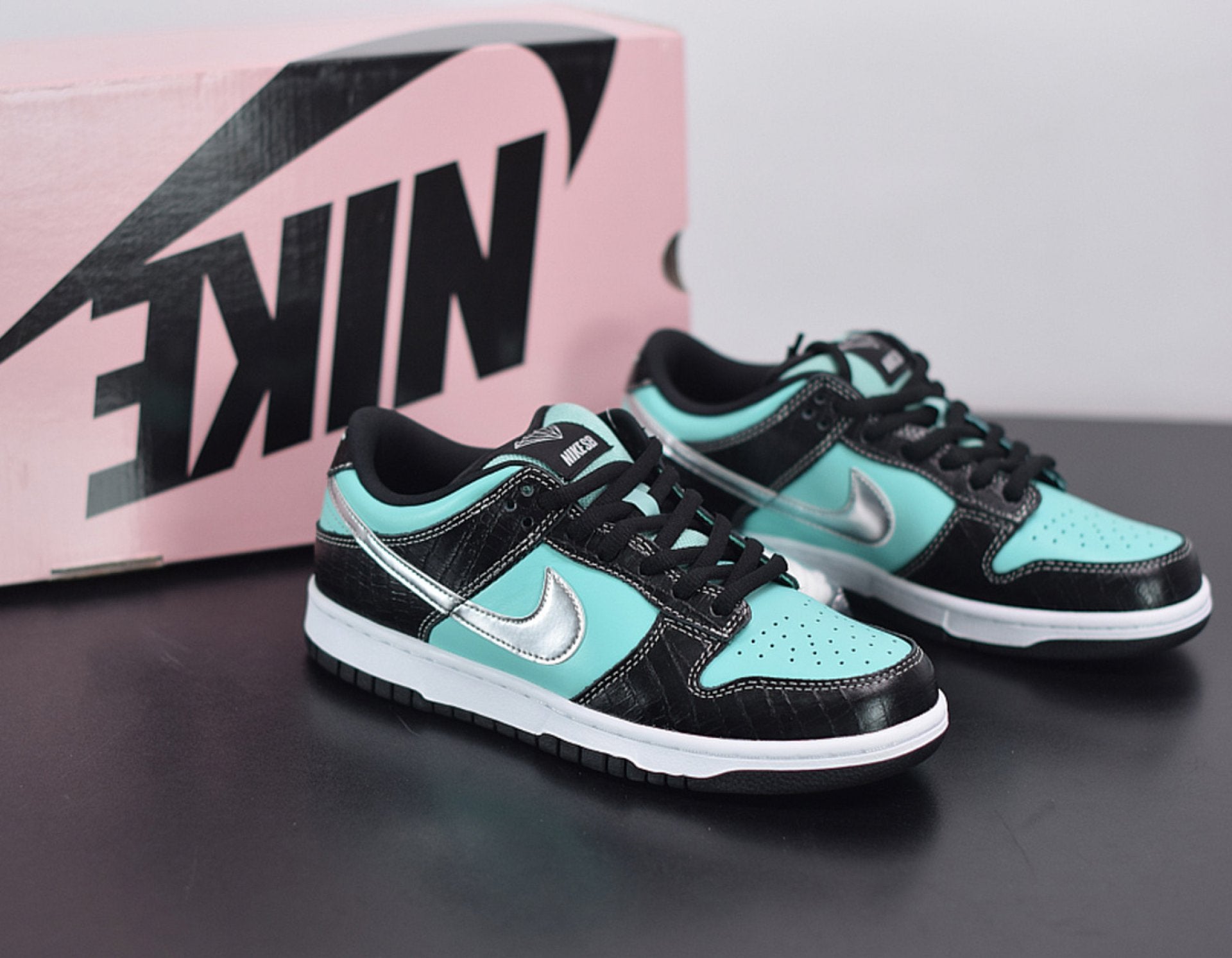 SB Dunk Low Diamond Supply Co
